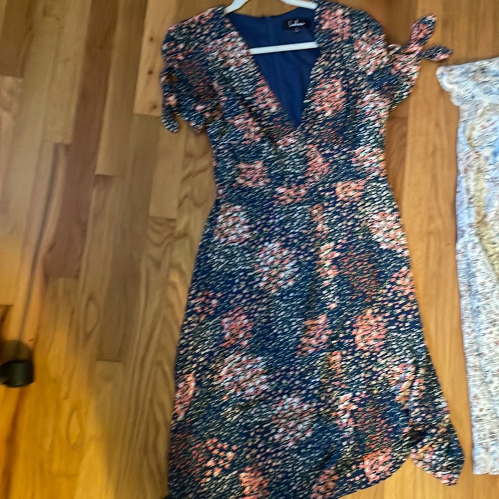 Sweet and classy floral dress, extremely flattering